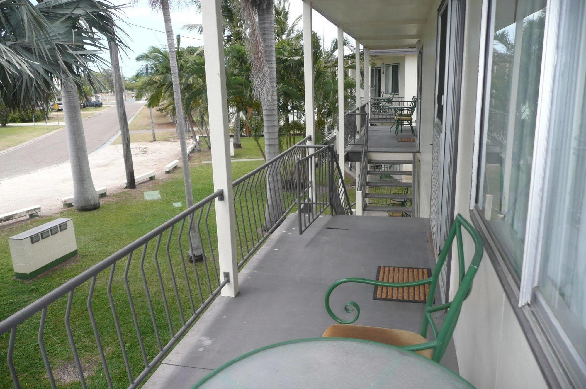 Ocean Breeze Apartments Bowen Exterior photo